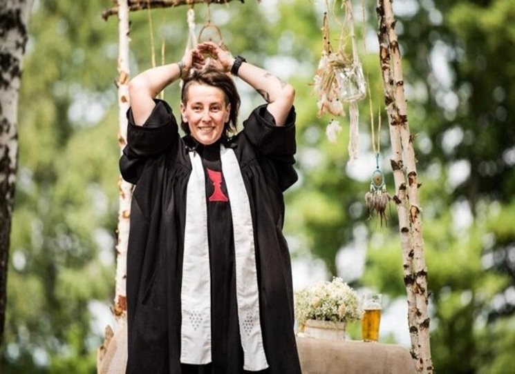 Farářka Církve československé husitské Sandra Silná působí v Brně, miluje literaturu a hudbu, umí vařit pivo a během své duchovenské služby oddala desítky, možná už stovky snoubenců. Markéta Pilátová je spisovatelka, která má za sebou řadu úspěšných knih. Společně vytvořily titul Po stopách divokého Boha.