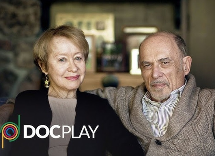 Další kniha psychologa a spisovatele Irvina D. Yaloma (1931) nabízí příběhy, které se odehrály během jediného hodinového sezení, jež navíc proběhlo online. Mezi jeho klienty se objevují lidé a odehrávají se tu intimní a velmi osobní setkání. Irvin Yalom už totiž ve svém věku nemá co ztratit, a tak se rozhodl pro upřímnou terapii. Nebude se před klienty schovávat, řekne jim o sobě i věci, které by jinak možná tajil. To jim pomůže otevřít během jedné jediné hodiny celé jejich srdce.