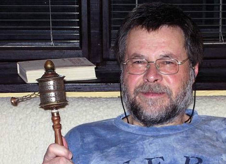 Dobrodružné příběhy prožívá programátor Rampa v horách se svým nerozlučným přítelem Lumírem, ale také s dětmi, které se oběma kamarádům narodí. Vše probíhá na pozadí rozpadu komunistického systému, sametové revoluce a následných společenských změn. Některé příběhy se díky otevíraným hranicím odehrávají v daleké cizině, kam se cestovatelé, dosud žijící v uzavřené české kotlině, odvážně vypraví.