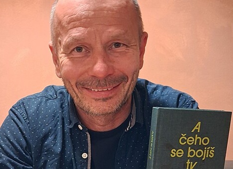 Tahle kniha je jako večer s kamarády, co jste dlouho neviděli. Sedíte spolu na dvorku, pije se levné víno a všichni si pamatují věci trochu jinak, ale v jádru stejně. Mrvíkovy povídky mají společného jmenovatele: chvíle, kdy se mládí pomalu a někdy bolestivě přelévá do dospělosti. Ty chvíle, které formují každého z nás. Všední situace, které se stávají rituály, a okamžiky, které si neseme až do smrti.