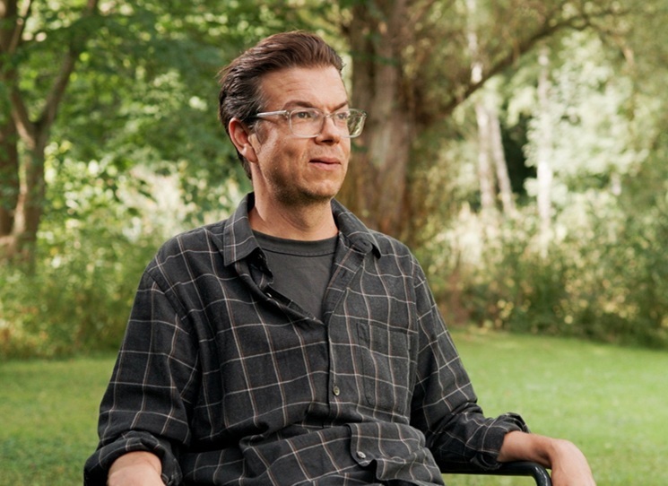 Ben Lerner (1979) vládne mimořádným citem pro orchestraci, nevídaným hlasovým rozsahem a vytříbeným jazykovým naladěním (…) Jeho psaní patří k vrcholům současné americké prózy. 22:04 je román, rámovaný dvěma bouřemi, hurikány Irene a Sandy, a prosycený úzkostí vypravěče, je působivou výpovědí o současné Americe i o křehkém, zranitelném egu dnešních mladých mužů.