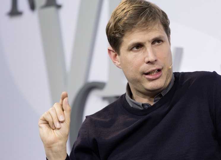 Rakouský režisér Georg Wilhelm Pabst patřil ve dvacátých letech minulého století spolu s Fritzem Langem a Friedrichem Wilhelmem Murnauem k „Velké trojce“ němého filmu. Jeho poslední film, který pod nacistickým dozorem natočil, se nikdy nenašel. Pabstovy osudové kroky a morální proměnu odvíjí spisovatel Daniel Kehlmann jako film z cívky ve svém novém románu Šálivá hra světla.