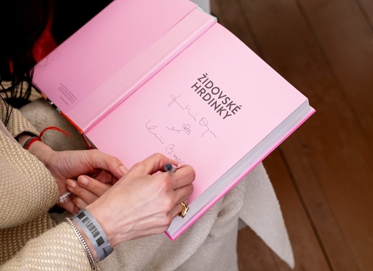 Skandinávská dětská literatura je specifickým fenoménem, který si v České republice získává stále více příznivců.
Dlouhodobě se věnuje ženské problematice, minoritám i tématům a seznamuje mladé čtenáře otevřeně i s pojmy, které jsou v českém rodičovském i pedagogickém prostředí stále vnímány jako ožehavé nebo tabu. Děti dvacátého prvního století však tyhle věci potřebují znát. A nejen děti.