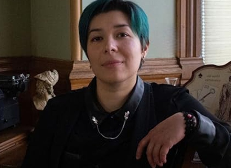 Ještě před nedávnem pořádně divoká a sebedestruktivní Mal Caldera (bubenice v poměrně slavné rockové kapele) náhle zemře. Když se ke svému údivu probudí v zásvětí jako duch, rychle zjistí, že to tam dost „žije“ a není nouze o pokušení všeho druhu. Jenže ona se nehodlá poddat opojnému reji ve Strašíně, starosvětsky krásné duchařské tančírně; musí se nutně spojit se sestrou na druhé straně, doručit jí vzkaz, aby se mohla s její smrtí srovnat; aby se nezhroutila…