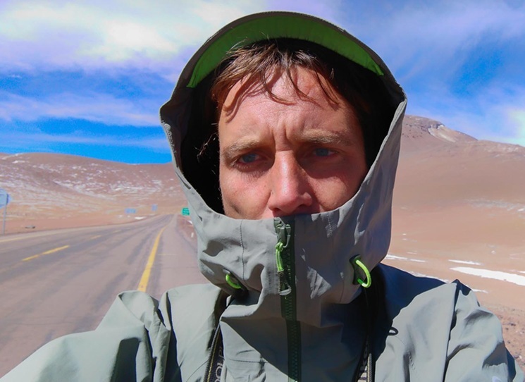 Každá jízda se stává příležitostí k rozhovoru – odhaluje příběhy řidičů, jejich radosti i trápení, a zároveň hledá odpovědi na hlubší otázky o smyslu života. Z putování do Japonska vzniká mozaika lidských osudů, která přesahuje hranice map i kilometrů.