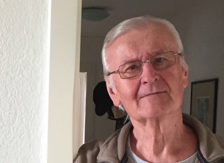 Petru Chudožilovovi (1943) vyšly letos nejen vzpomínky s názvem Smutné bahenní prase, ale i Malá vánoční knížka, příběh o narození dítěte pod zvláštní hvězdou tomu betlémskému nápadně podobný. Doprovázejí vkusné ilustrace Martiny Špinkové.