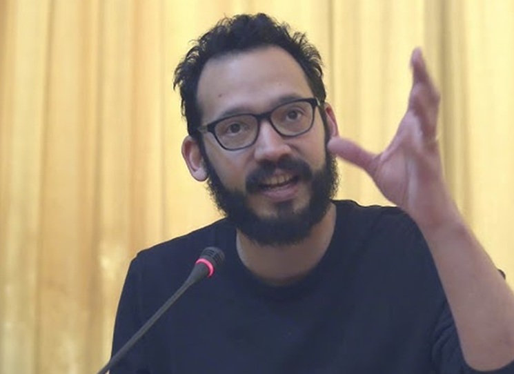 Odysseus Kan dostane od své ženy jednoduchou textovku: rozhodla se opustit jeho i zemi. Odysseus není zlomený, naopak se cítí díky této situaci svobodně. Vlastně nemá moc co dělat, a tak se rozhodne založit nadaci pro záchranu psů. Je tak vtažen do rodinných a mezilidských peripetií svého města. Nový román významného venezuelského prozaika žijícího ve Španělsku se ocitl v nominacích na mezinárodní Bookerovu cenu.