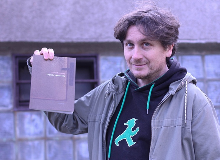 Mistr, zatím poslední kniha libereckého básníka, překladatele a tvůrce radiofonických komposic Pavla Novotného v řadě poetické rodinné archeologie je nejspíš i jejím završením.