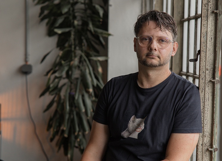 Marek Technik se narodil roku 1982 v Olomouci. Vystudoval procesní inženýrství a studuje filozofii na FF MU. V letech 2010 až 2023 se věnoval kritickému psaní o filmu a literatuře. V literatuře debutoval románem Varování (2022). V novince Melancholie se hlavní hrdinka, Sisi z modelingu, postupně propadá do izolace v pronajatém bytě a její okolní svět se mění v odtažité kulisy. Duševní obzor jí čím dál víc zahlcují myšlenky na matku, která zmizela za nevyjasněných okolností. Foto: Jan Křikava