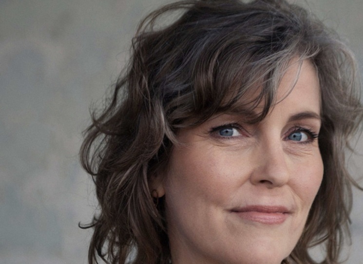 Sacha Bronwasser (*1968) je nizozemská spisovatelka, lektorka, historička umění a kurátorka. Vystudovala Akademii výtvarných umění v Bredě a následně strávila rok 1989 studiem na pařížské Sorbonně. V únoru 2023 publikovala svůj druhý román Luister (Poslouchej). Kniha sklidila jednomyslně kladné recenze a přes rok stála na předních místech žebříčků nejprodávanějších beletristických knih v Nizozemsku.