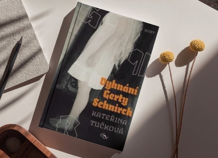 Na HBO Max míří dvoudílná adaptace románu Vyhnání Gerty Schnirch. Příběh vypráví osud mladé ženy, která je spolu s tisícovkami dalších Němců obětí divokého poválečného odsunu. Autorka Kateřina Tučková ve své románové prvotině otevírá téma kolektivní viny, které působí dnes, kdy se příběh vrací v televizní podobě, ještě naléhavěji než při vydání knihy. Hledáte ještě další důvod, proč se ke knize vrátit? 