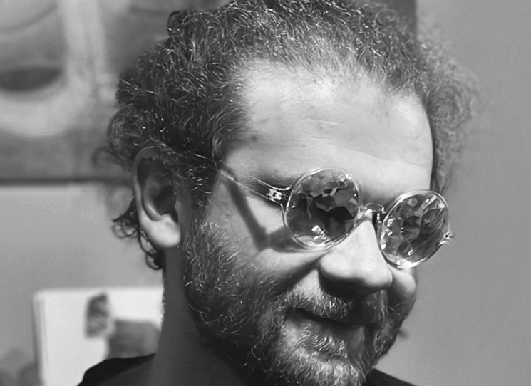 Nikolaj Ivaskiv (1992) se narodil v Moldavské republice, většinu života ale žije v Česku. Kromě poezie se věnuje hudbě a zvuku, kterým se i na různých místech živí. Básně doposud publikoval v časopise Tvar, esejistické texty tamtéž ...