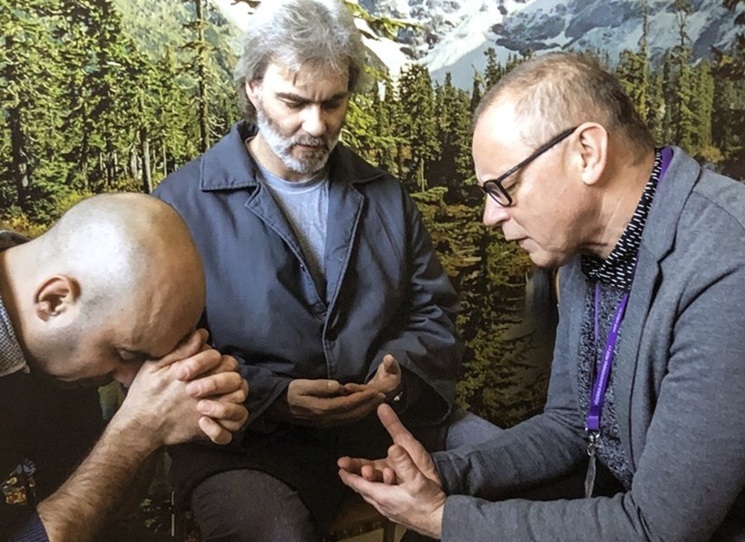 Novinka edice Rozhovory přináší pohled do vězeňského prostředí. Otto Broch, do loňského roku hlavní vězeňský kaplan České republiky, v rozhovoru s právníkem Ondřejem Šťastným přibližuje důvody, proč do tohoto světa dobrovolně vstoupil a učinil z něj své celoživotní působiště. Knihu doplňuje více než desítka příběhů jednotlivých vězňů, a především působivé fotografie Jindřicha Štreita.