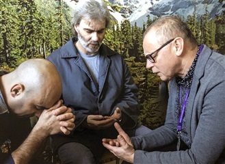 Knižní rozhovor s vězeňským kaplanem plus fotografie Jindřicha Štreita