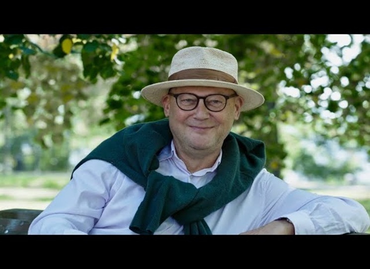 Jeho texty jsou svěží, čtivé, chytré, zábavné a dýchají se čtenářem. Pro Peňáse, čerstvého šedesátníka,  je čtenář nezbytnou postavou příběhu, někdy to vypadá, jako by mu psal spíš osobní dopis než článek pro redakci. Novodobá kulturní publicistika, ke které se tento osobitý autor hlásí, se odklonila od fejetonu, reportáže či literární kritiky… Je víc poučená, má hlubší psychologický ponor a širší pohled na svět.