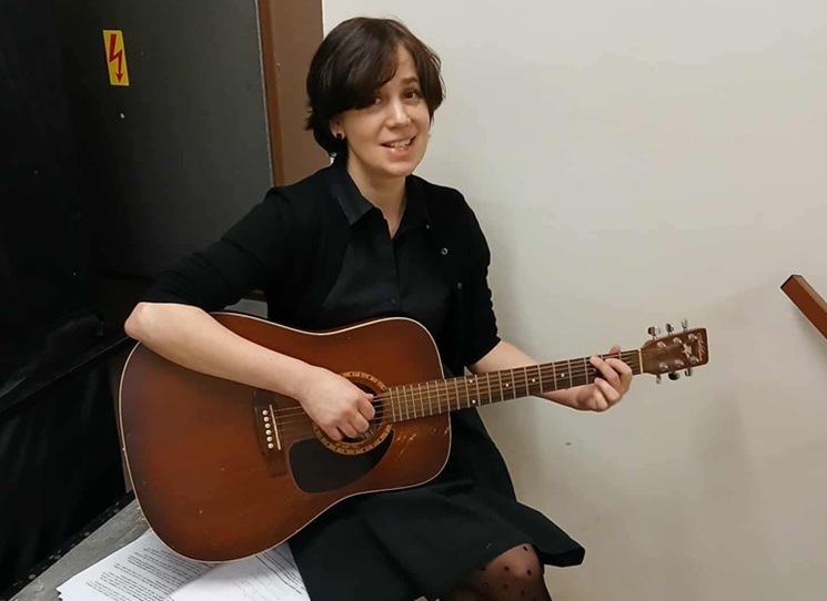 Marie Zelbová (1977) vyrůstala v prostředí, které bylo objektivně těžké — s psychicky nemocnou, závislou matkou, v nestabilitě, chudobě a chaosu. V knize to však téměř necítíme. Trauma je přítomné jen v náznacích, mezi řádky, v drobných detailech, které dospělý čtenář rozpozná, ale autorka je nepojmenovává. Místo toho vytváří mýtus, v němž je její matka spíš legendární bytostí než nemocným člověkem, a doba normalizace spíš kulisou živosti než represivním režimem.