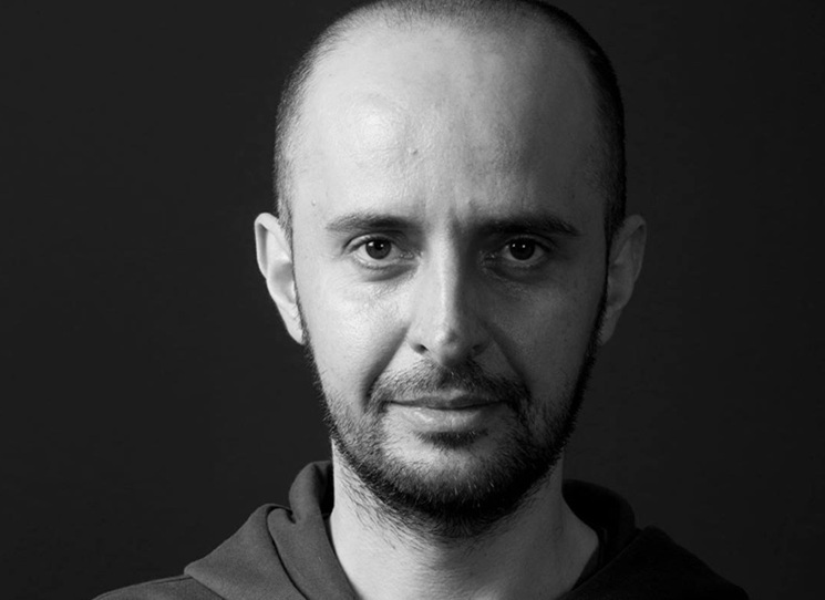 Sváteční rodina je nebývale silnou knihou o lásce na pozadí smrti. O lásce živého k umírajícímu. Zejména však o hluboké, až obsedantní lásce živého k již zemřelému. O neutuchající touze, jež nemůže být nikdy naplněna, a proto může pokračovat až donekonečna.