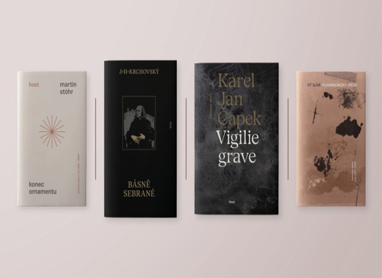 Redak­tor poezie Mar­tin Stöhr komen­tu­je čty­ři výraz­né bás­nic­ké svaz­ky, kte­ré jsme v Hos­tu při­pra­vi­li na konec loň­ské­ho roku a začá­tek letoš­ní­ho. Odkrý­vá záku­li­sí jejich pří­pra­vy, ale i svůj osob­ní pohled na auto­ry a kniž­ní pro­jek­ty, kte­ré v mno­hém vybo­ču­jí z běž­né produkce. Osobním pohledem se podívá i sám na sebe.