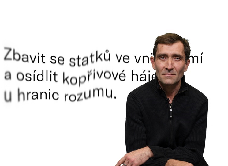 Danielovi Hradeckému záleží na textu tak, jak by mělo každému, kdo se slovy zachází. Chce něco vyjádřit, s mimořádnou energií a zápalem, pokud možno bez frází a floskulí. Všechny jeho texty - včetně novinky Náměstí Práce - sálají s intenzitou infrazářiče, kterému se rozbil termostat a nejde ztlumit. Jeho nová sbírka je v širší nominaci na cenu Litera za poezii 2026.