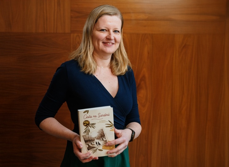 Barbora Majchráková napsala román o třech ženách, které jedou na dovolenou – a o rodinném tajemství, které čekalo půl století, než ho někdo konečně otevře. Cesta na Sardinii vychází 19. března 2026 jako součást jarního Velkého knižního čtvrtku, autorka se toho dne setká se čtenáři v Knihovně Václava Havla v Praze.