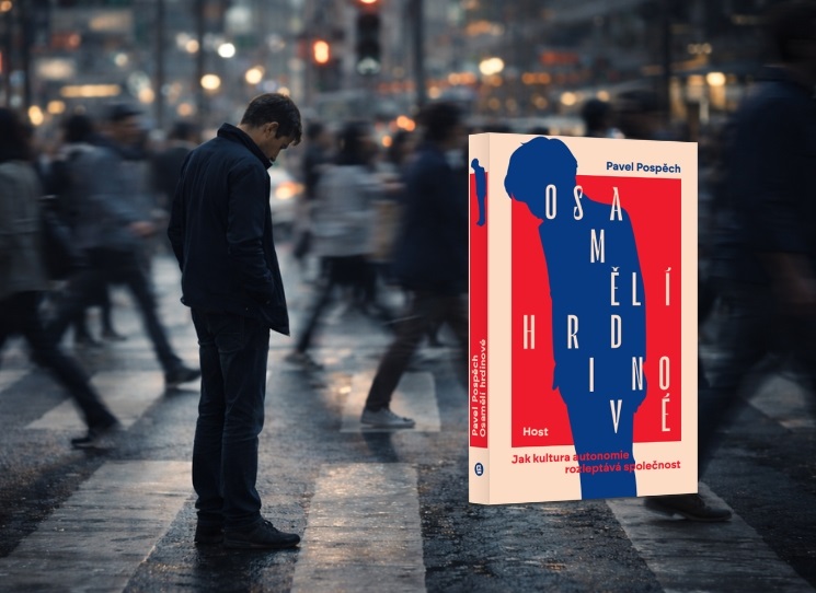 Sociolog Pavel Pospěch v nové knize Osamělí hrdinové ukazuje, jak se ze samostatnosti stala povinnost, proč jsme unavení z nekončícího seberozvoje a co ztrácíme ve chvíli, kdy přestáváme věřit, že některé věci máme nést společně. Novinka přichází právě ve chvíli, kdy jsou tlak na výkon, self-help únava i slábnoucí důvěra v instituce až nepříjemně známou zkušeností.