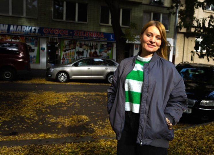 Co bys­te děla­li, kdy­bys­te v sobě obje­vi­li super­schop­nost? Sna­ži­li bys­te se ji zata­jit, aby vás spo­leč­nost neza­vře­la do psy­chi­at­ric­ké léčeb­ny, ane­bo bys­te ji vyu­ži­li ve pro­spěch lid­stva či sebe sama? S tako­vou myš­len­kou se vrh­la Iva Hadj Moussa do psa­ní romá­nu Moř­ská Eva, kte­rý vyprá­ví o ženě, jež v sobě jed­no­ho dne obje­ví skry­té síly. Rozhovor s autorkou. Foto: Antonín Tyller