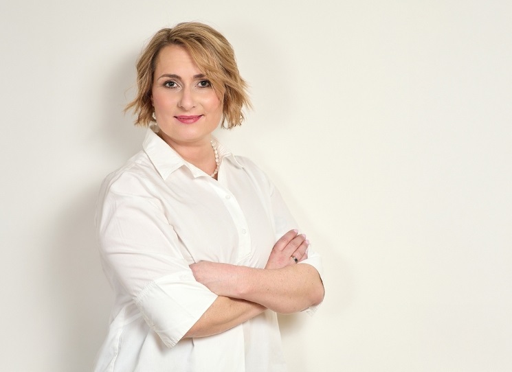 Debut Terezy Ševčíkové Ta bolest nejsi ty srozumitelně vysvětluje psychoterapii, trauma a mýty kolem terapie bez nadsázky, zjednodušování i falešných slibů. Na šesti příbězích ukazuje, jak přemýšlet o úzkosti, rodinných tajemstvích, emočním zanedbávání i dospělých dětech alkoholiků, a přidává praktické tipy i pro chvíle, kdy terapie není dostupná.