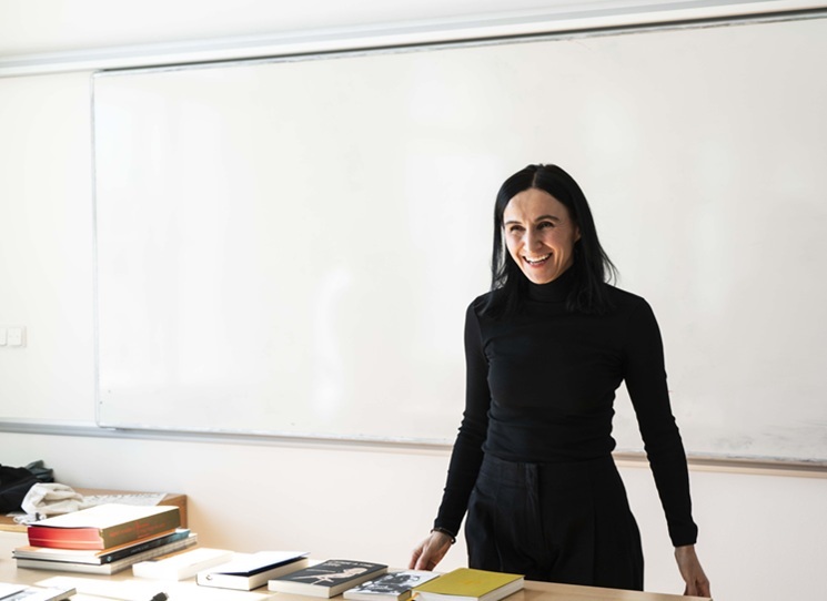 Grafická designérka a typografka Jana Vahalíková vzpomíná na svoje dětské knížky, vybavuje si je rovnou i s jejich ilustrátory: Ondřejem Sekorou, Karlem Svolinským, Daisy Mrázkovou, Jiřím Šalamounem, Adolfem Bornem, Marií Fischerovou-Kvěchovou nebo Vojtěchem Preissigem. A jmenuje i další....i ty, která sama graficky upravila.