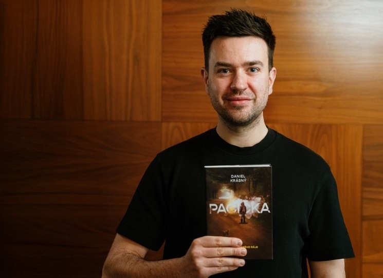 Horor si v české literatuře v poslední době získává stále silnější místo. Jména jako Karika, Klabouchová nebo Svozilová se napevno usídlila v srdcích českých čtenářů a čtenářek. V tom srdci je ale stále dost místa a zrovna o ně usiluje další český autor: Daniel Krásný.