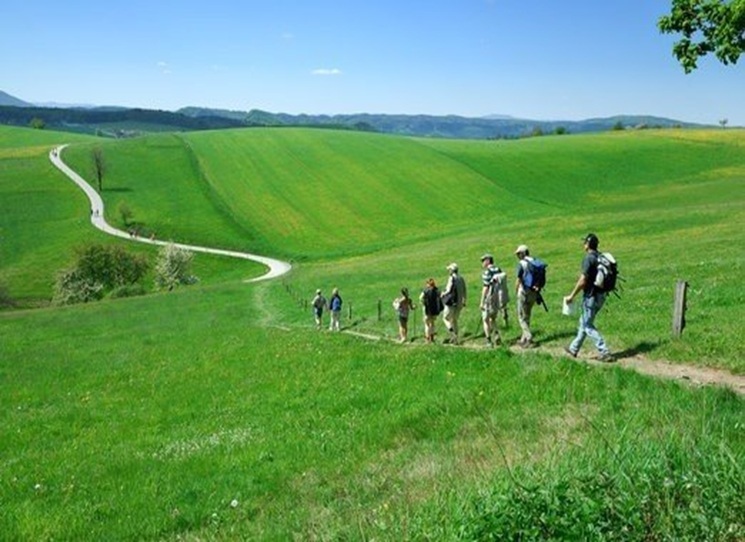 Za chůze se kocháme krásou krajiny. Ale také zakoušíme vedro, prudký liják nebo silný vítr. Přibližujeme se přírodě a uvědomujeme si, že jsme její součástí. Na poutnické cestě se setkáváme se sebou samými. Navíc jsme - této době vzácně - „offline“, jsme nedostupní. Jsme plně přítomni v daném okamžiku. Jak tak jdeme, uvědomujeme si sebe samé, setkáváme se se sebou, přicházíme k sobě.