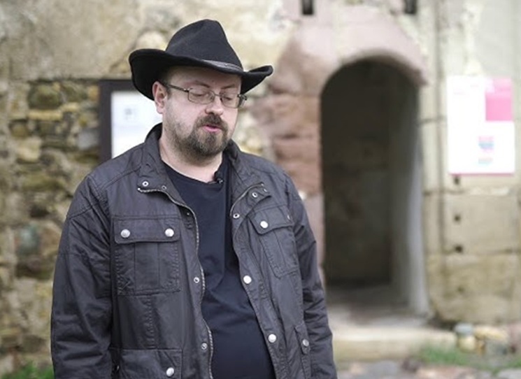 Ve Zlaté rakvi se opět splétá mysteriózní příběh s téměř westernovým dobrodružstvím v prostředí Uherska druhé poloviny 19. století. Adam Šarkan, veterán Americké občanské války, a Zuzana Kráľovičová se přidají k Pavlovi Dobšinskému na další výpravě za lidovými pověstmi. Do jejich životů znovu vtrhne temnota. Polapení zvráceného vraha spustí lavinu událostí, které Šarkana přinutí sáhnout po zbrani a probudit v sobě instinkty lovce lidí.