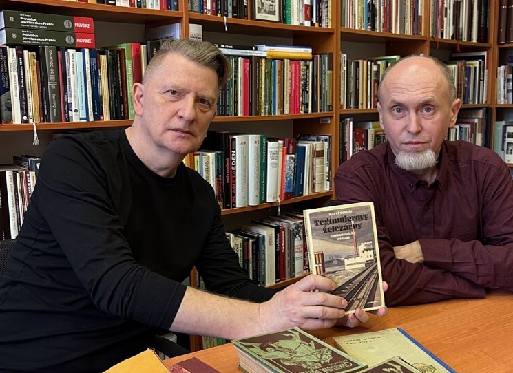 Tuzemská literární díla, která byla označována jako závadná, psaná čistě pro zisk nebo z politického přesvědčení, spojuje nově jedna edice. Pod názvem Obluda ji připravilo nakladatelství Academia.