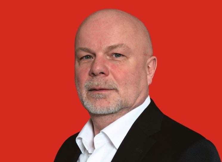 Olaf B. Rader patří k historikům, kteří berou minulost vážně, ale neuctívají ji. Vyrůstal v komunistické NDR a zkušenost se systémem, který si sám vytvářel vlastní verzi reality, v něm zanechala neúctu k falešnému patosu a chuť nazývat věci tak, jak jsou. Když se proto rozhodne napsat biografii středověkého panovníka, nečekejte oslavný portrét, ale přesný, někdy nepohodlný obraz středověké moci.