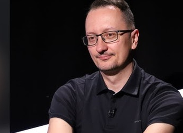 Spisovatel Jozef Karika, mistr slovenského thrilleru a hororu, se vrací na český audioknižní trh s novinkou Pád. V rozhovoru poodkrývá pozadí své tvorby, vysvětluje koncept „tragického optimismu“ a hodnotí spolupráci s interpretem Vasilem Fridrichem, jehož hlas se stal pro Karikovy české fanoušky již téměř neoddělitelnou součástí autorových mrazivých příběhů.