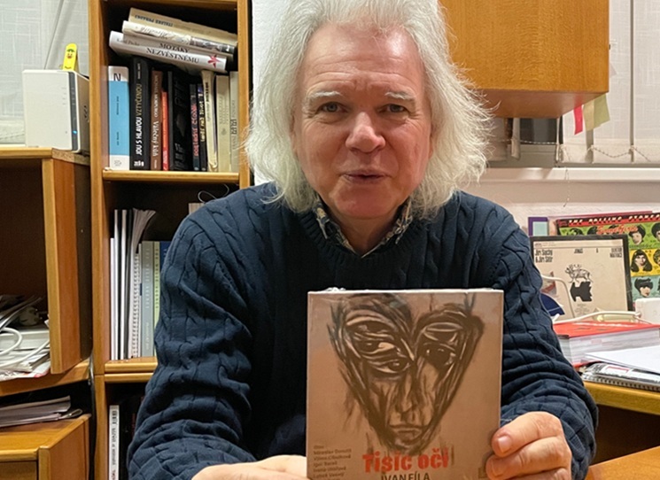 Pětisetstránkový román Tisíc očí psal Ivan Fíla dva a půl roku. Kýžený klid pro tvorbu našel symbolicky v Bílé Vodě, odlehlé obci ve stínu pohraničních hor, která je jedním z dějišť knihy. Fílův dramatický příběh zaplétá několik časových rovin a děj se ambiciózně rozprostírá v posledních osmi desetiletích naší historie.  Tisíc očí se v letošní čtenářské anketě Deníku N stalo Knihou roku.