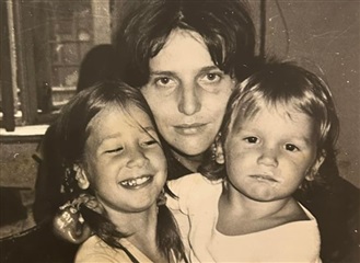 Mámě bych se chtěla narodit znovu, i když dětství na Žižkově bylo těžké, říká spisovatelka Marie Zelbová