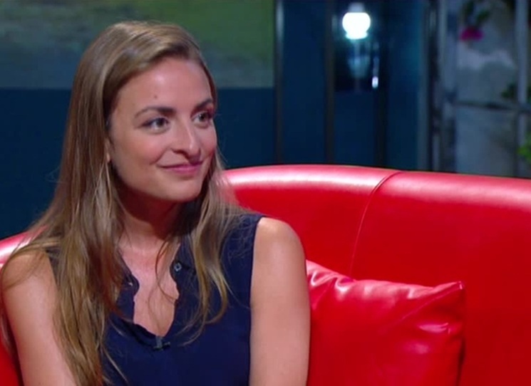 Zatuchlý vzduch statku prostupuje vůně tymiánu a obětovaného kozla. Na ženy z rodu padla kletba: Bernadeta vidí věci, které by neměla, Margarita je vzteklá, protože má tříčtvrteční srdce, a Blančina ústa bez jazyka připomínají prázdné hnízdo. Vypravěčský hlas bloudí statkem a stírá hranice mezi mrtvými a živými a tím, čemu chceme věřit. Legendy a rčení putují napříč generacemi, aby nám připomněly, kdo jsme. Odkud vychází světlo a kde číhá temnota.