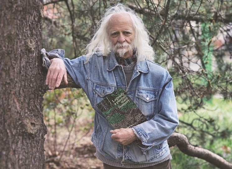 <p>Šumava  - symbolem poslední "divočiny“. Hledáme v ní syrovost, tajemství a pocit, že nás něco přesahuje. Člověk se tu pořád ještě může ztratit – v mlze, v bažinách i v čase. Díky spojení se jmény
jako Váchal nebo Klostermann se Šumava stala estetikou, evokující přízraky  a pach rašeliny. Šumava je ale v naší paměti také otevřenou ranou, místem, kde se po staletí potkávala
(a pak násilně rozdělila) česká a německá kultura. Foto: Jan Křikava</p>