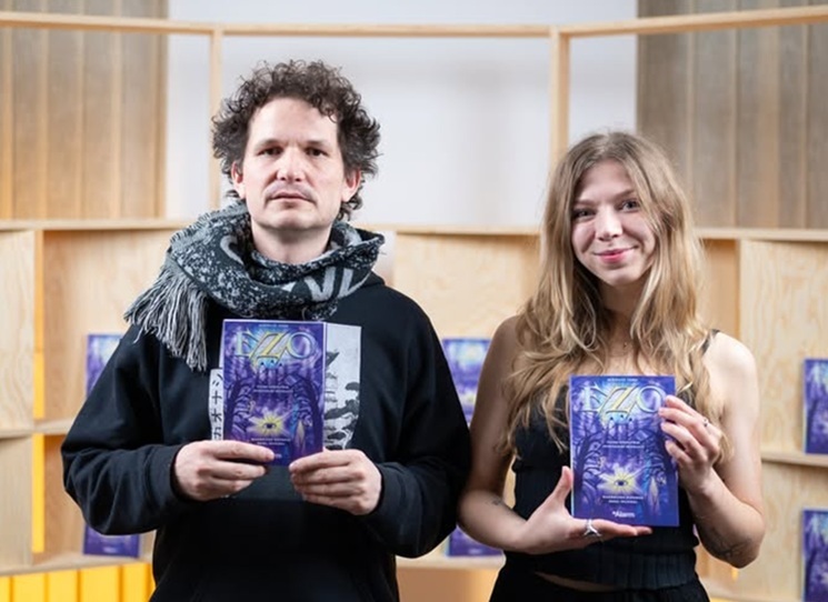 Reportážní kniha Pavla Šplíchala a Magdaleny Duškové mapuje podoby alternativní spirituality v Česku. Zkušenost s někým „ezo” má dnes asi každý, ať už jde o strýčka, kamarádku, nebo někoho ještě bližšího. Česko je pro alternativní spiritualitu, jak „ezu” říkají odbornice a odborníci, zemí zaslíbenou.