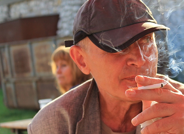 . Slovo „text“ bylo v Zajíčkově tvorbě jednou z konstant, vedle slov „příběh“, „mlčení“, „slova“. Pavel Zajíček (1950 - 2014) se vyjadřoval o vyjádření, chtěl spatřit hranici mezi prožitým a napsaným, jako básník, s perem v ruce, před touto hranicí ale váhal. Snad tušil její neproniknutelnost, snad ji svými typickými anaforami i zaříkal, snad žasnul nad tím, co má podobu textu, je ale nerozluštitelné a nechává nás žasnout nad repeticemi, rytmy, kaligrafií kódů.