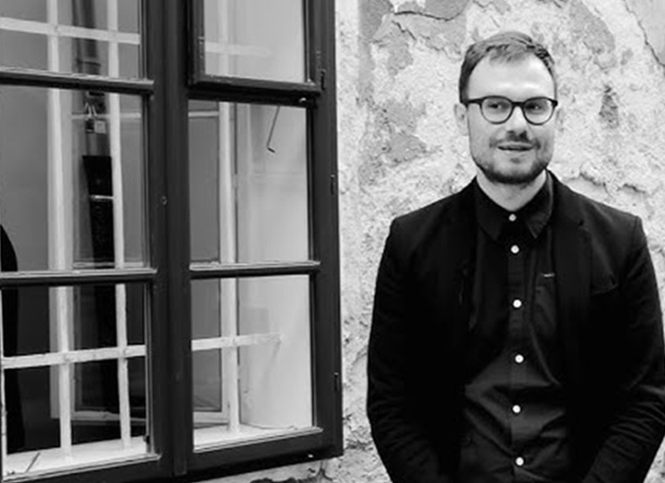 Po sedmi letech příprav právě vydává spisovatel Marek Šindelka svůj nejnovější román Systémy něhy. Autor se v knize vrací k tématům odcizení, techniky a lidské osamělosti. Příběh sleduje mladou a úspěšnou pianistku Adu Fischerovou, která se snaží najít svého otce.