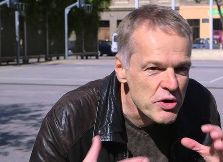 Uznávaný rakouský spisovatel Wolf Haas přichází s originálně vybudovaným románem Vadný kontakt. Je o mafii, identitě a vadných kontaktech v elektrických zásuvkách i lidských životech.