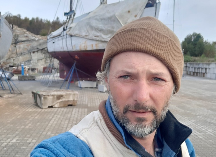 Když se Petr Kos, otec rodiny a příležitostný rybář na Aljašce, vrátil domů, oznámil, že se zamiloval do sto let staré velrybářské lodi, „očesané až na kost“. Bez konzultace s odborníky, veden pouze instinktem, se pustil do její záchrany, aby s ní posléze doplul na Špicberky, jako poslední Viking.
