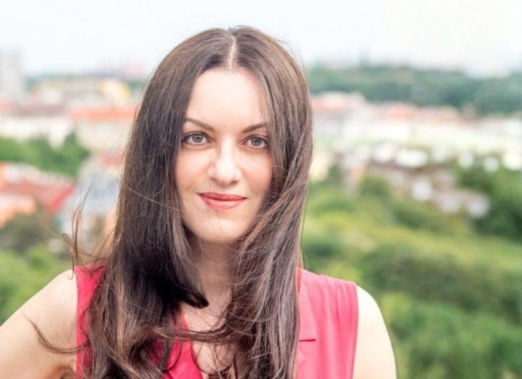 Poprvé v historii se sjezd sudetských Němců koná na české půdě. Část politiků zuří, veřejnost je rozdělená. Pavla Horáková, autorka románu Srdce Evropy, vysvětluje, proč nás téma odsunu stále tolik bolí – a co z toho říká o nás samých.