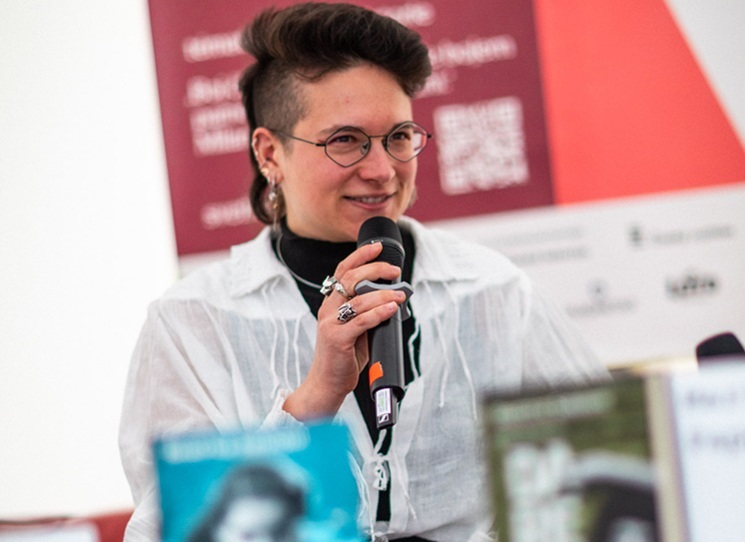 Beatrice Salvioni (*1995) se díky svému románového debutu Dareba (2023) okamžitě zařadila mezi nové hvězdy italské literatury. Příběh dívčího přátelství z katolické Monzy, kde vládne patriarchát a násilí fašismu, bylo přeloženo do více než 30 jazyků a stalo se čtenářským hitem. Nyní se k nám Francesca a Maddalena vracejí ve volném pokračování. Z dívek jsou ženy, z rebelie boj o život, příběh osudového přátelství vrcholí. Foto: Jan Křikava