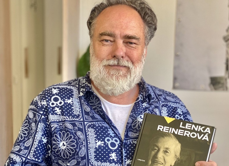Strhující a zároveň hluboce lidský portrét Lenky Reinerové (1916–2008), poslední německy píšící spisovatelky židovského původu z Prahy, jejíž životní osud se proplétá s velkými dějinami Evropy.
Germanistka Viera Glosíková čtenáře vtahuje do doby meziválečné Prahy, francouzského a mexického exilu, reflektuje nevyzpytatelná padesátá léta i turbulentní druhou polovinu století.