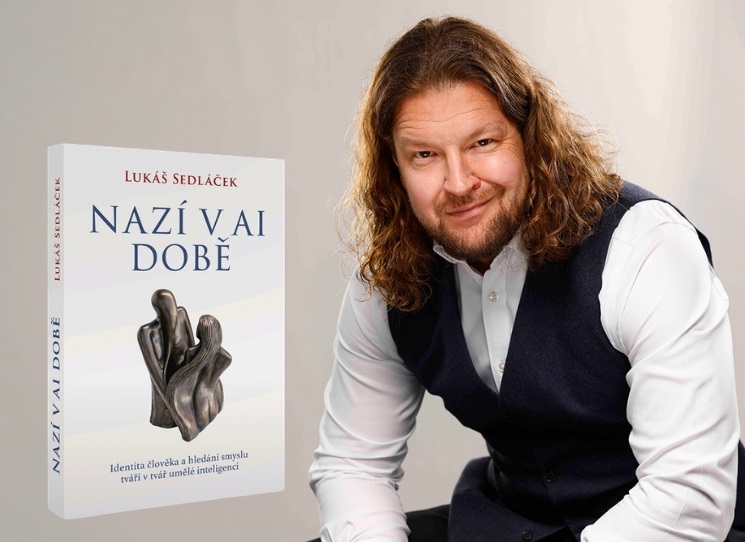 Potkali jsme se v kavárně na Smíchově a než jsme se dostali k tématu umělé inteligence, stihli jsme probrat jednokolky, kde dělají nejlepší burgery i problémy dnešních školek. Sedláček je člověk, který dovede se stejnou energií rozebírat Nietzscheho i to, proč stojí za to vylézt na horu bez signálu a bez mapy.