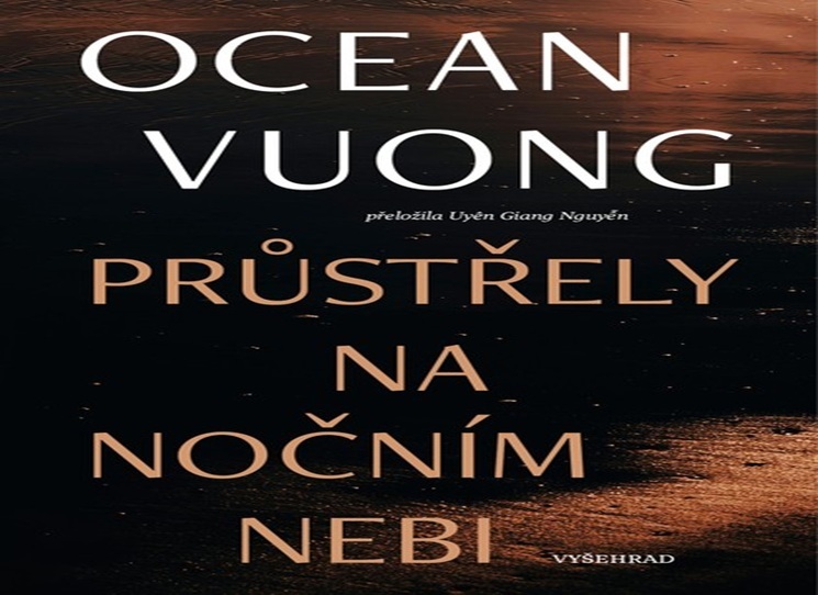 Než se Ocean Vuong celosvětově proslavil románem Na Zemi jsme na okamžik nádherní, byl především básníkem. Jeho debutová sbírka, za niž získal Cenu T. S. Eliota, je směsicí křehkosti a síly. Básně čerpají z válečných zkušeností, kulturní rozpolcenosti i osobních ztrát. Výjimečný debut, který proměnil americkou poezii, převedla do češtiny básnířka a slamerka Uyen Giang Nguyen.