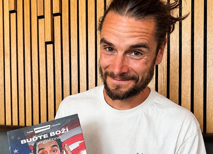 Lektor angličtiny a autor knihy Buďte boží v angličtině učí jazyk přes humor, příběhy i chyby, které Češi dělají pořád dokola. V rozhovoru mluví o tom, proč se nebojí vulgarismů, jak vznikl Květoš, co Češi nejčastěji pletou a proč může být nejlepší cestou k angličtině prostě objednat si kafe.