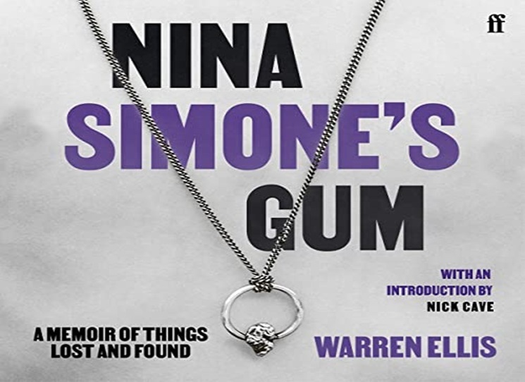 Světově proslulá zpěvačka a klavíristka Nina Simone (1933 - 2003)  odložila během koncertu v roce 1999 na klavír žvýkačku, kterou si autor později odnesl domů jako suvenýr. Tento zvláštní moment se postupně stává výchozím bodem pro osobní, humornou a dojemnou reflexi o fanouškovství, paměti a síle hudby. Ellis sleduje, jak může bezvýznamný drobný artefakt nést otisk mimořádné osobnosti a stát se symbolem inspirace.